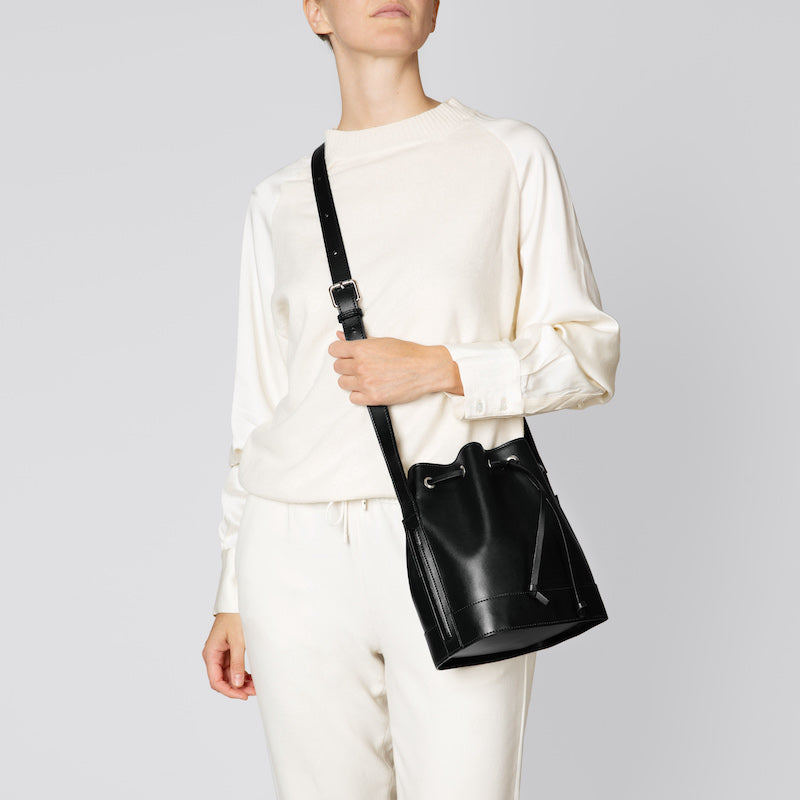 Black Bucket Bag | The Daphne